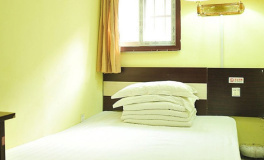 京城繁华处，浪漫大床房 一站式度假体验，尽享便捷与温情